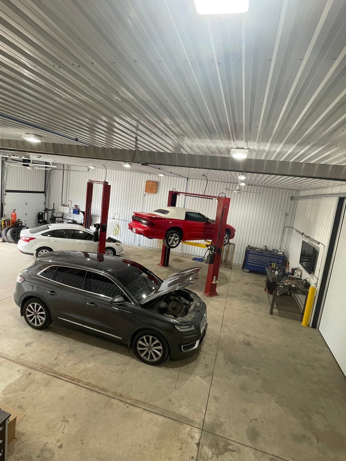 Overhead view of the DUWYN Farm & Fleet shop floor with vehicles in the bays
